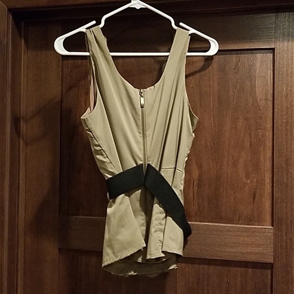 Beige ruffle tank with black belt size large - Picture 2 of 3